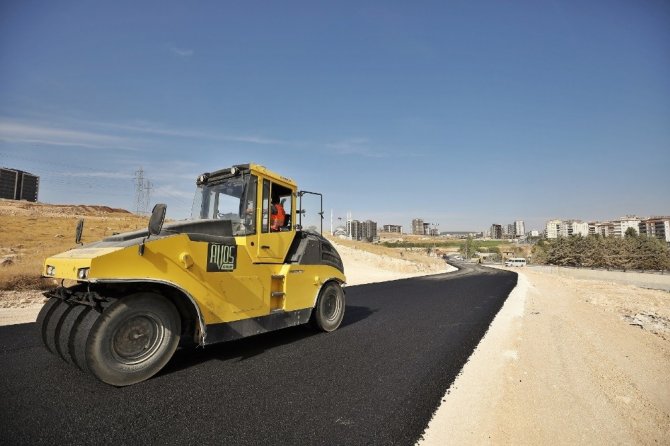 Osmangazi Mahallesinde yeni açılan yollar asfaltlanıyor