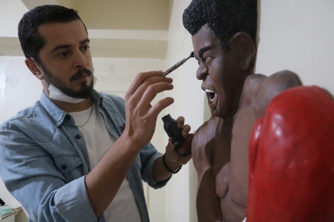 Ünlü boksör Muhammed Ali’nin rölyef heykeli ilgi görüyor