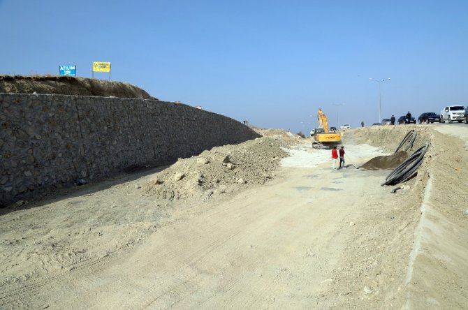 Van Büyükşehir Belediyesi Edremit TOKİ yolundaki çalışmalarını sürdürüyor