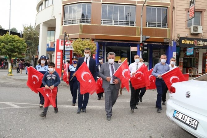 Adıyaman’da Türk Bayrağı dağıtıldı