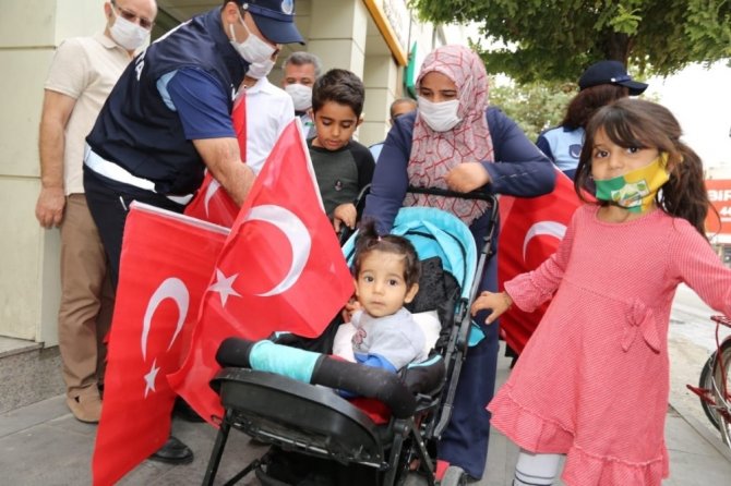 Adıyaman’da Türk Bayrağı dağıtıldı