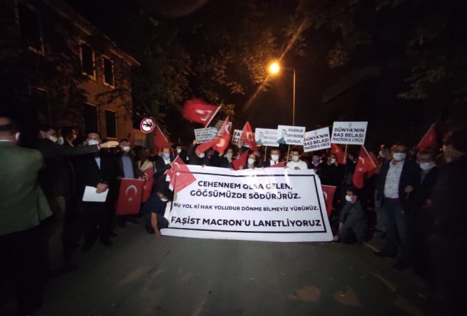 AK Parti Gençlik Kolları’ndan Fransa Büyükelçiliği önünde ’Charlie Hebdo’ protestosu