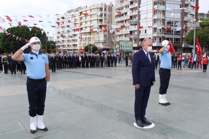 Antalya’da 29 Ekim Cumhuriyet Bayramı kutlamaları pandemi kuralları çerçevesinde başladı
