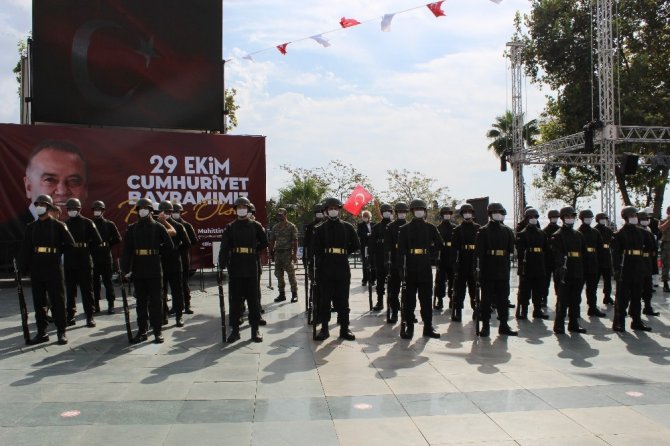 Antalya’da 29 Ekim Cumhuriyet Bayramı kutlamaları pandemi kuralları çerçevesinde başladı