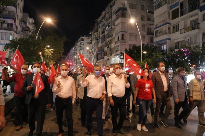 Antalya’da meşaleli cumhuriyet yürüyüşü