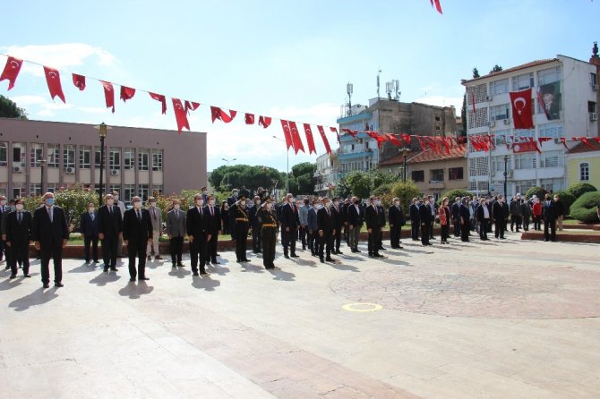 Aydın’da 29 Ekim kutlamaları çelenk koyma töreni başladı