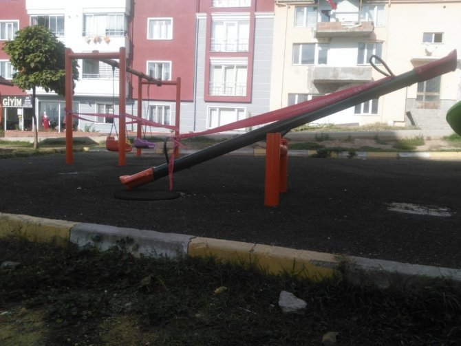 Çocuk parkları boş kaldı