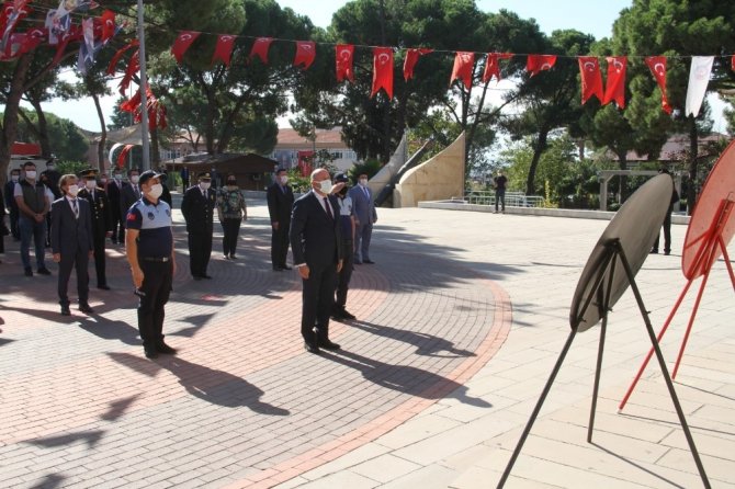 Kuyucak’ta Atatürk anıtına çelenk sunuldu
