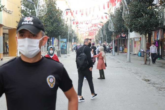 Polis ekiplerinden Sakarya’nın en işlek caddesinde maske avı