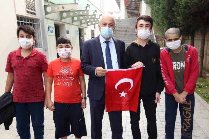 Başkan Büyükgöz esnaflara Türk Bayrağı hediye etti