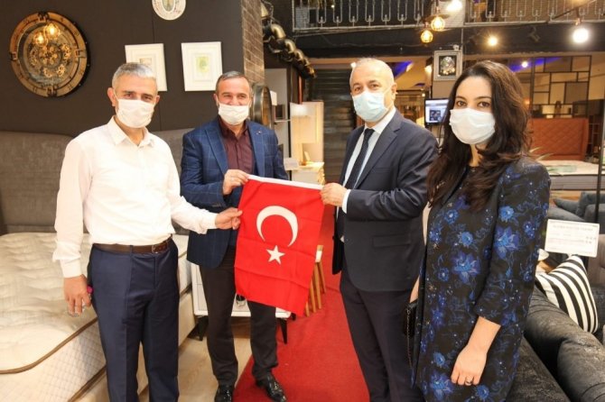 Başkan Büyükgöz esnaflara Türk Bayrağı hediye etti