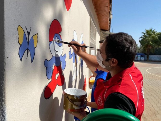 Gönüllü gençler her hafta bir okul boyuyor
