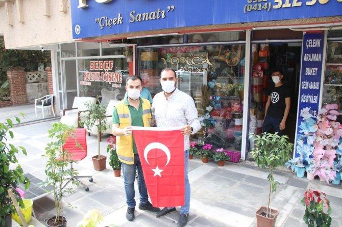 Haliliye’den vatandaşlara Türk Bayrağı hediyesi