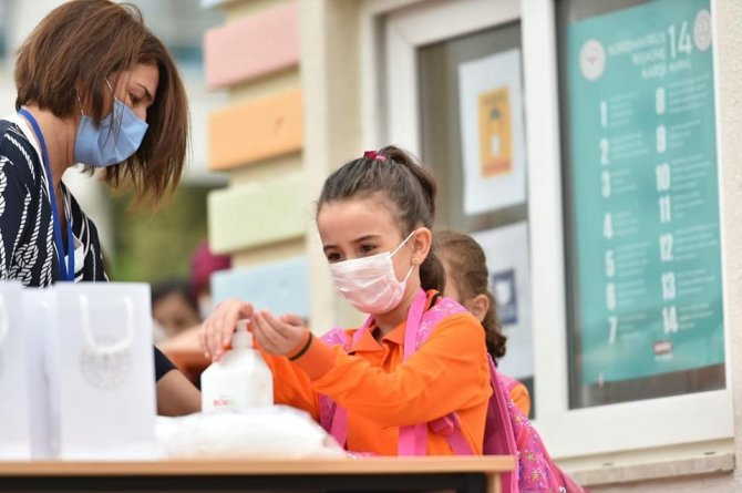 Öğrencilere ücretsiz maske ve dezenfektan desteği