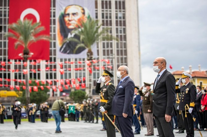 İzmir’de Cumhuriyet Bayramı kutlamaları çelenk töreniyle başladı