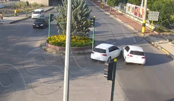 Trafik ışıklarının çalışmadığı kavşaktaki iki otomobilin çarpışma anı kamerada