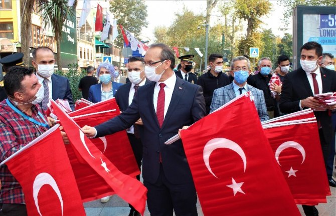 Kocaeli dağıtılan 97 bin Türk bayrağı ile sokaklar kırmızı beyaza büründü
