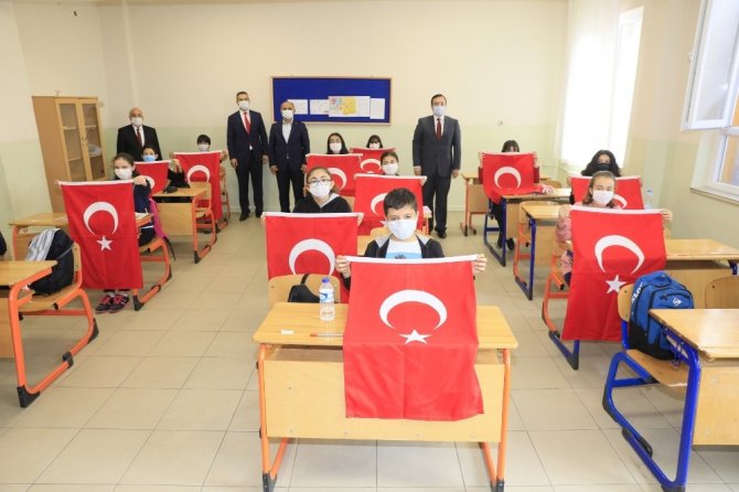 Esnafa ve öğrencilere Türk Bayrağı