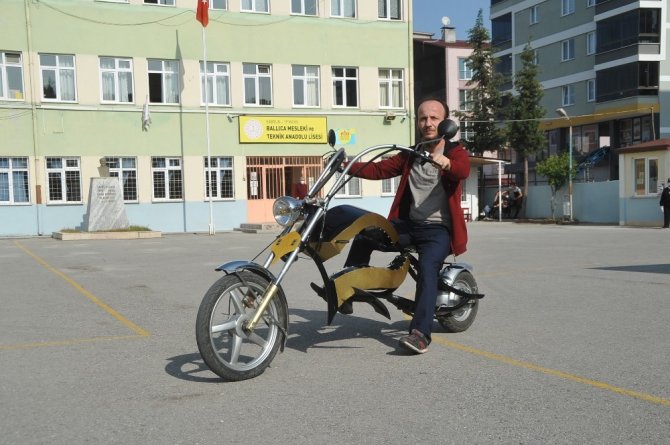 Okulun atölyesinde elektrikli motosiklet yaptı