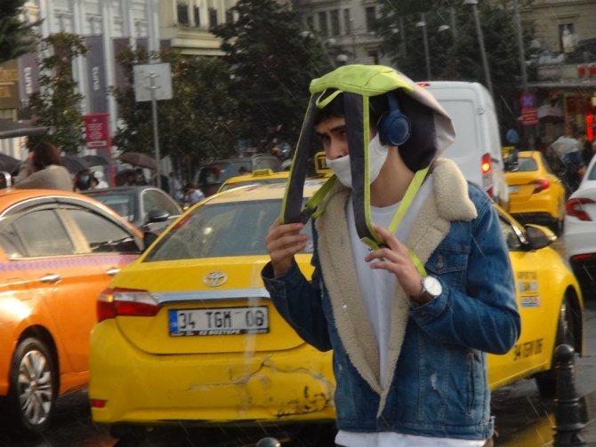 Taksim’de yağmur sonrası oluşan gökkuşağı hayran bıraktı