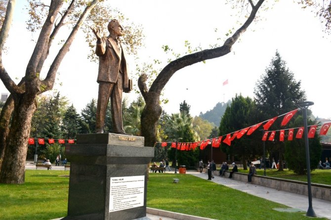 Zonguldak’ın ilk milletvekili Tunalı Hilmi’nin heykeli açıldı