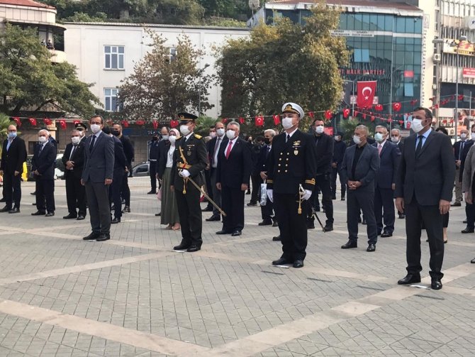 Zonguldak’ta 29 Ekim öncesi çelenk sunuldu