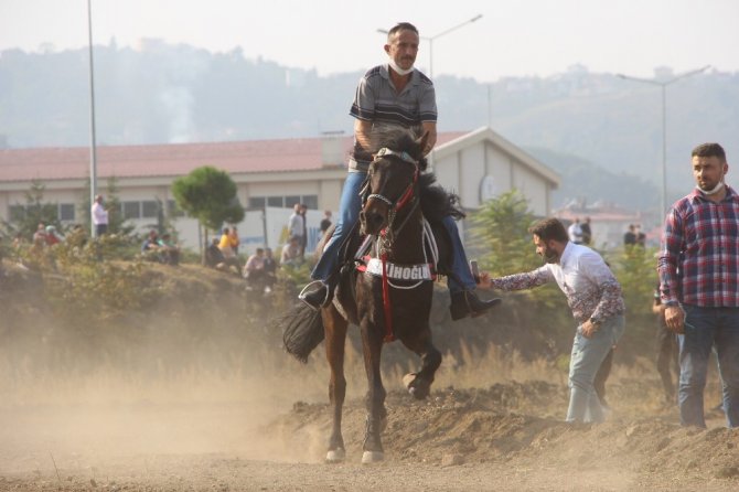 Cumhuriyet Bayramı etkinlikleri kapsamında at yarışları düzenlendi