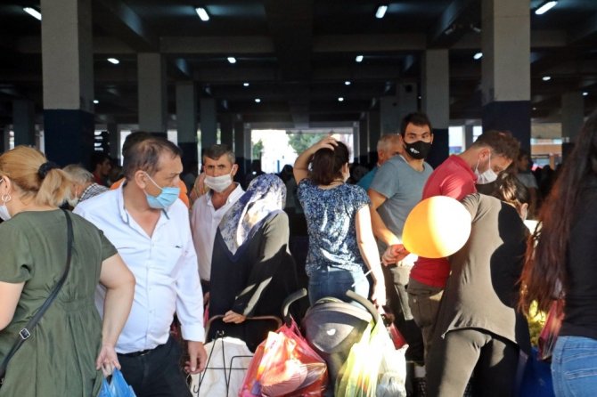 Antalya’da kapalı semt pazarında sosyal mesafe ‘sıfıra’ indi
