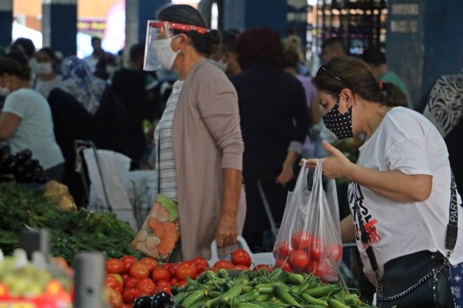 Antalya’da kapalı semt pazarında sosyal mesafe ‘sıfıra’ indi