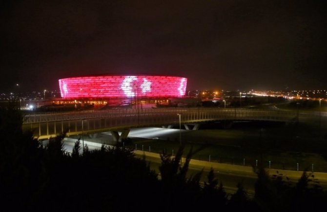 Haydar Aliyev Merkezi ve Bakü Olimpiyat Stadyumu’na Türk bayrağı silüeti yansıtıldı