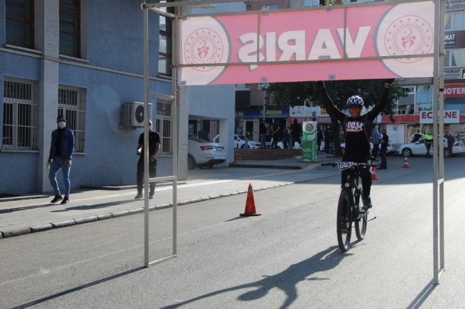 Bingöl’de ’Bisikletler Cumhuriyet Yolunda’ yarışması düzenlendi