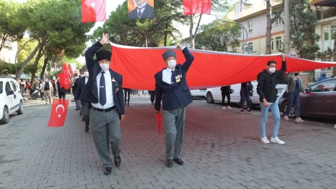 Burhaniye’de Cumhuriyet Bayramı’na öğretmen veli bandosu damgasını vurdu