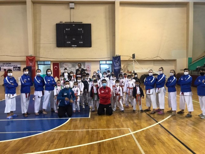 Cumhuriyet Karate Turnuvasına Sarayköy damga vurdu