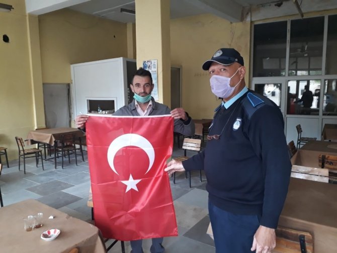 Çal’da Belediyesi 2 bin adet Türk bayrağı dağıttı