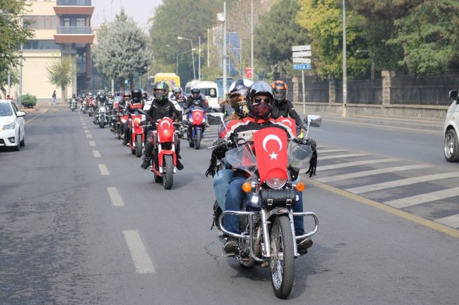 Motor tutkunları, cumhuriyetin 97’nci yıl dönümü için Türk bayraklarıyla Diyarbakır’ı turladı