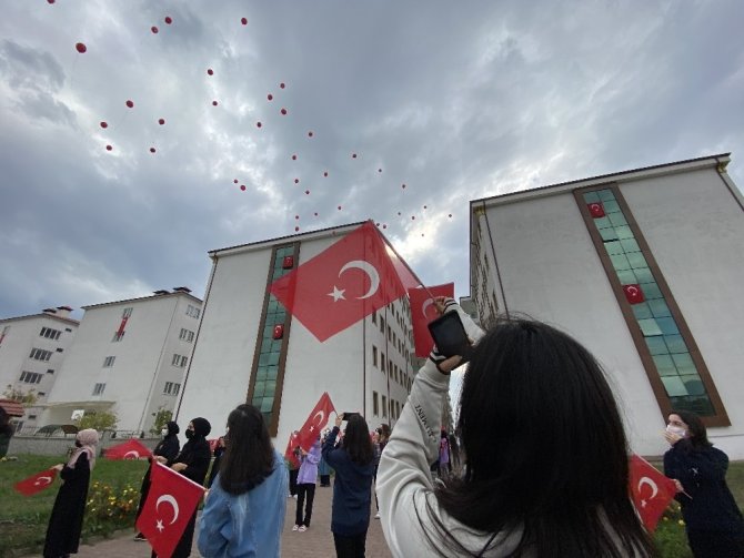 97 öğrenci Cumhuriyetin 97. yılında 97 balonu gökyüzü ile buluşturdu