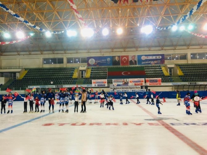 Minik short track sporcuları Cumhuriyet’in 97. yılını buz üzerinde dev Türk bayrağı açarak kutladı