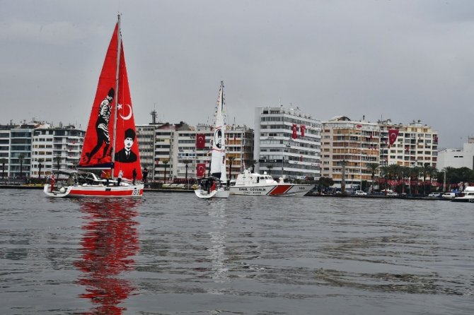 İzmir Körfezi’ndeki teknelerden Cumhuriyet selamı