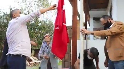 85 yaşındaki kadının bayrak sevgisi belediye görevlilerini duygulandırdı