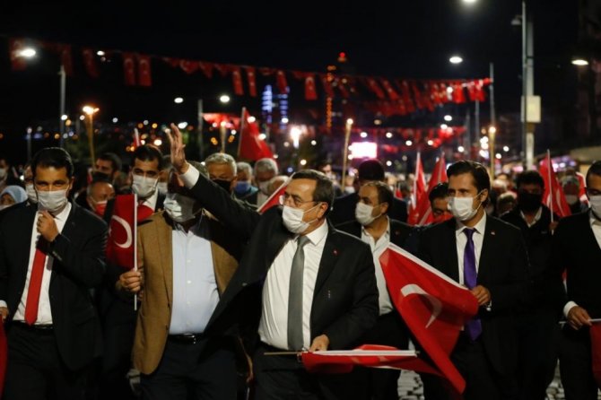 İzmir’de Cumhuriyet’in 97. yılında meşaleli yürüyüş