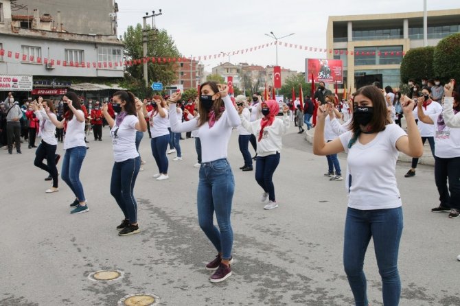 Akhisarlı kadınlar zeybek oynayarak Cumhuriyet’i kutladı