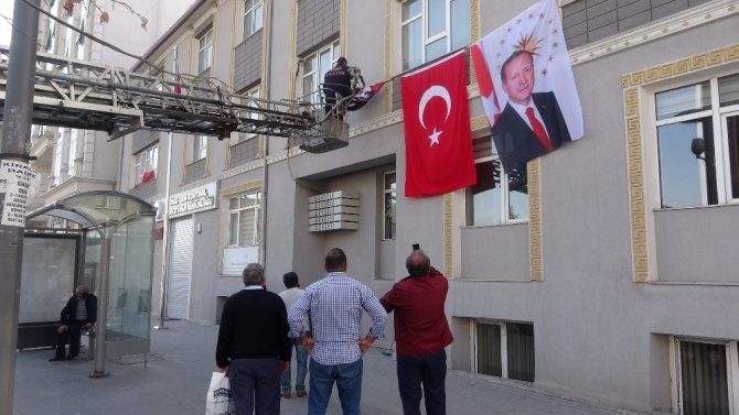 Katlanan Atatürk posteri için seferber oldular