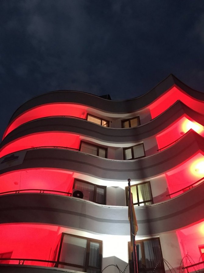 Ukrayna’nın Ankara Büyükelçiliği Türk bayrağı renkleriyle aydınlatıldı