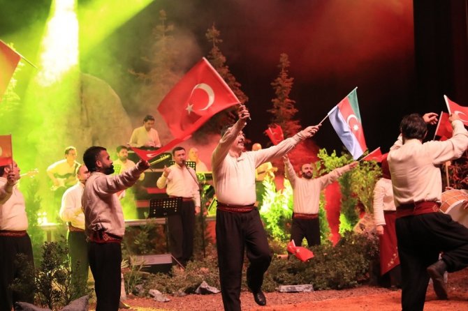 Başkan Örki, Cumhuriyet için söyledi, personeli sahnede bağımsızlığı anlattı