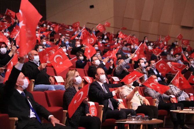 Başkan Örki, Cumhuriyet için söyledi, personeli sahnede bağımsızlığı anlattı