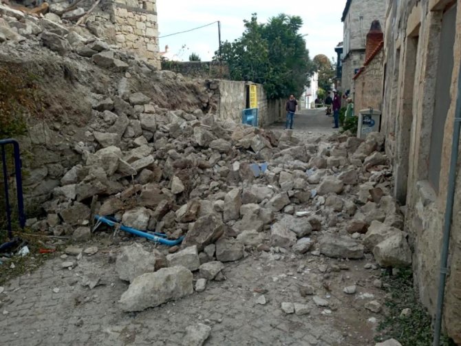 Deprem Çeşme’deki bazı binaların duvarlarını yıktı