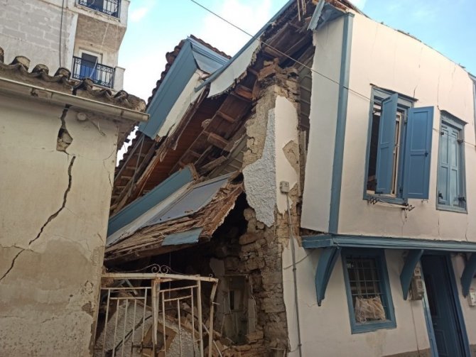 Sisam Adası’nda bir kilise ve çok sayıda evde hasar oluştu