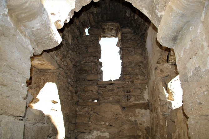 Bir dönem cami ve hastane olarak kullanılmış tam bin 200 yıllık