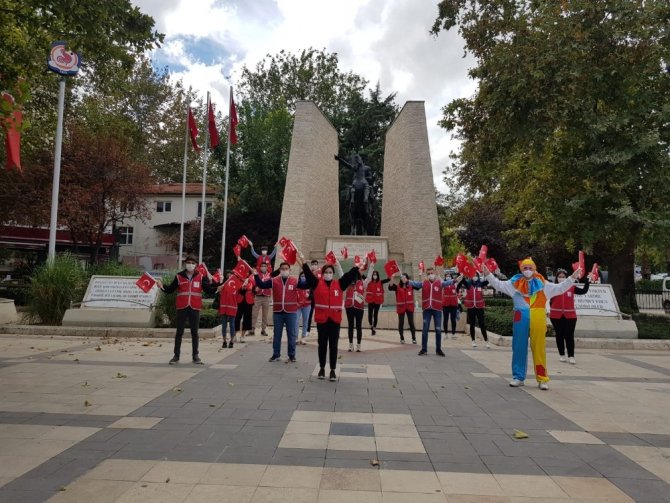 Genç Kızılay üyeleri 5 bin adet Türk bayrağı dağıttı