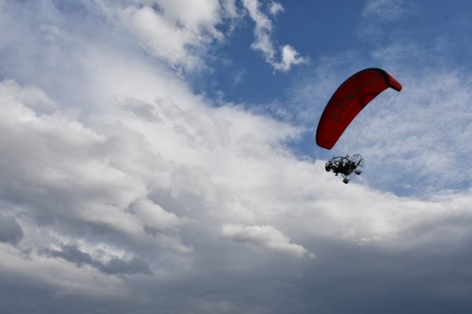 Bursa’da engelli öğrenciler 29 Ekim’i gökyüzünde uçarak kutladı